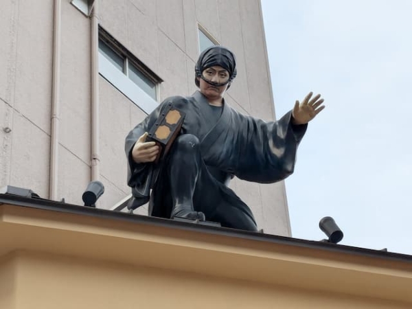 浅草公会堂前の勘三郎鼠小僧の像