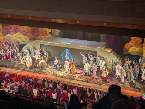 超歌舞伎のカーテンコールで役者と観客が一体になる