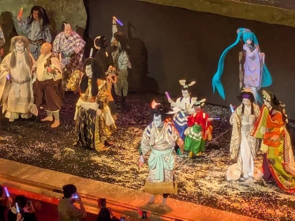 超歌舞伎のカーテンコールで初音ミクも共に手を振る