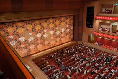 三階席左(下手側)の張り出しからも、わずかに花道が見える