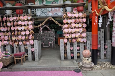 ハートの絵馬があふれかえる「お初天神」境内