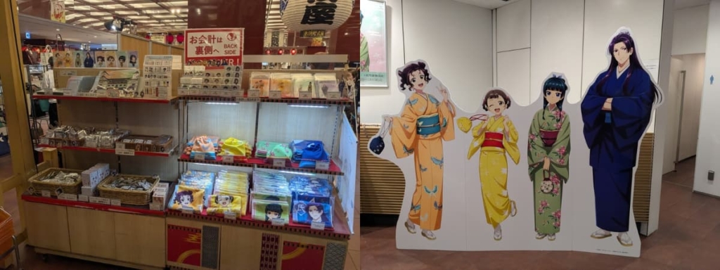 『薬屋のひとりごと』コラボグッズ売り場とキャラクターパネル